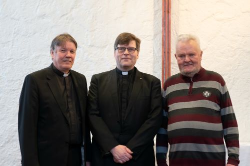 Rovastit seisovat myhäilleen vierekkäin.
