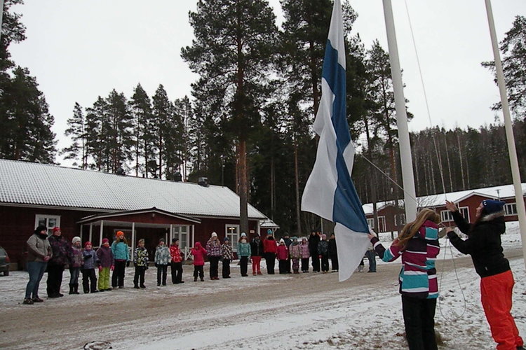 Lipunnosto tyttöjen ja poikien talvileirillä.