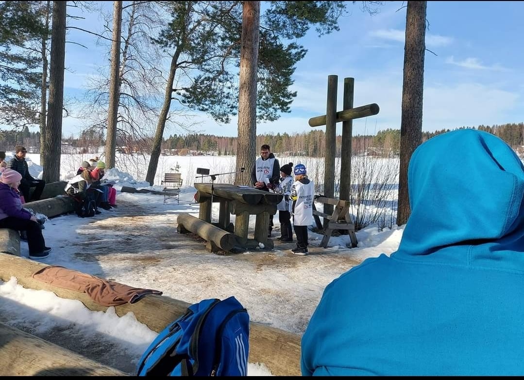 Edellisen vuoden talvitapahtuman jumalanpalvelus Lummeniemen rannassa leirikirkossa.