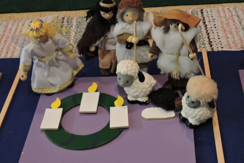 Kolmannen adventin kolme kynttilää vihreän ympyrän päällä, Paimenet, lampaat ja enkeli -nuket