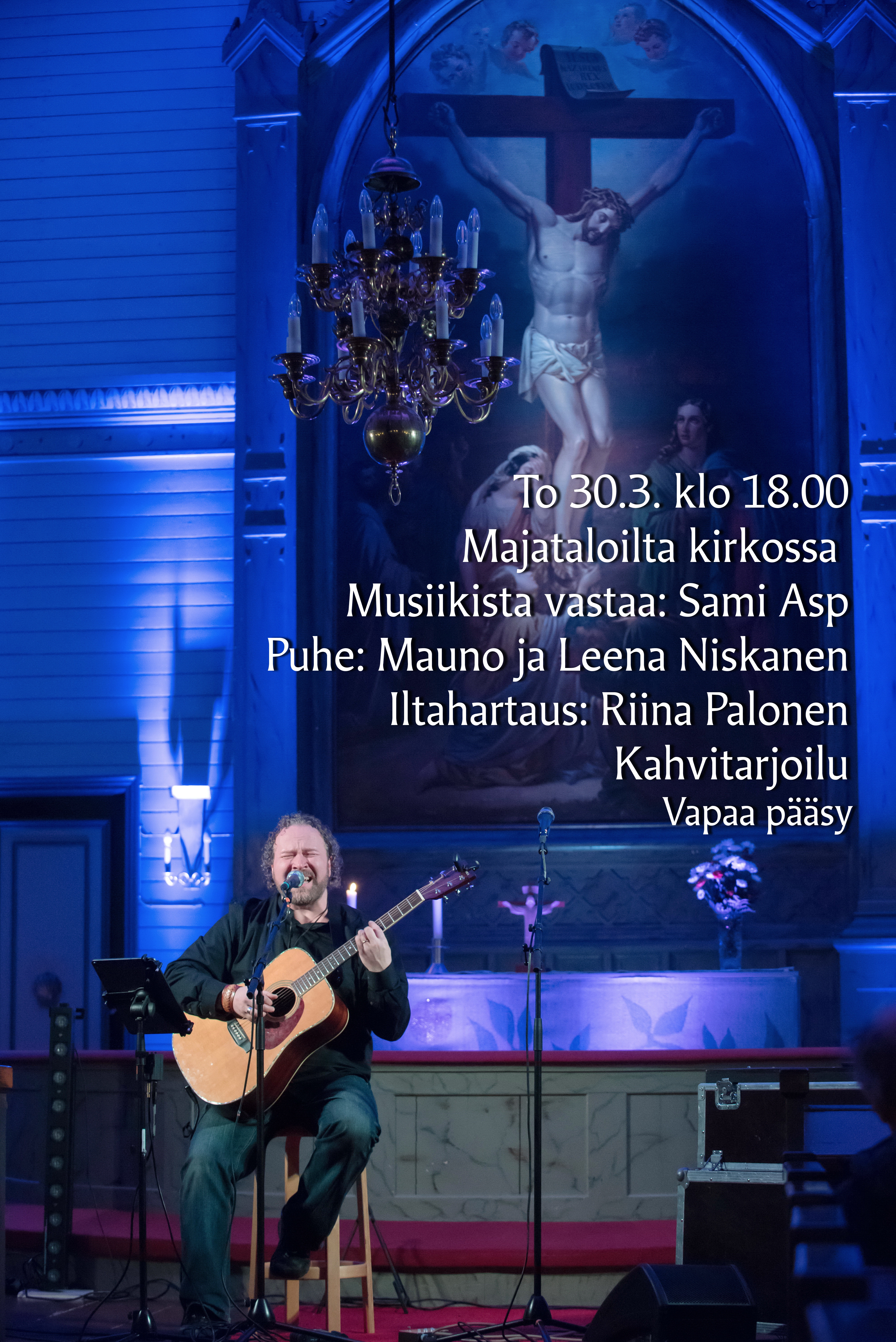 Kuvassa Sami Asp laulaa ja soittaa kitaraa Viitasaaren kirkon alttarin edessä. Kuvateksteissä kerrataan illan aikataulu ja esiintyjät.