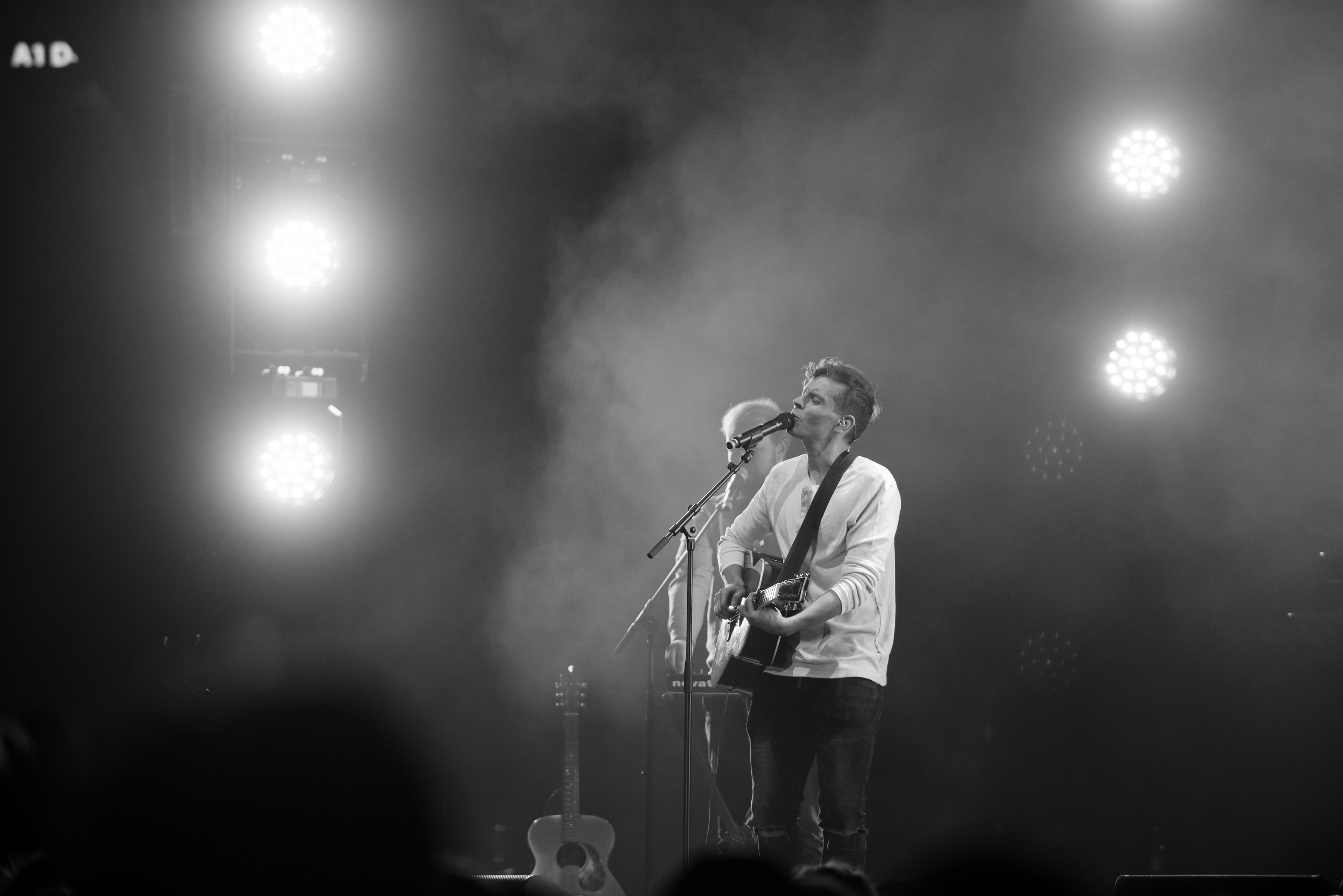 Juhani Tikkanen-band & Freesia Areenalla Videoilla Juhani Tikkanen laulaa Miikasta ja Minnasta,nuoresta rakkaudesta ja Taivaan Isästä sekä toisella videolla masennuksesta ja Jumalan antamasta toivosta, väreistä siis. Freesian video kertoo uskosta ja sen tunnustamisen vaikeudesta. Valokuvassa Juhani soittaa kitaraa Maata Näkyvissä-festarien päälavalla.
