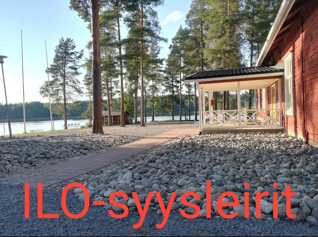 ILO-syysleiri 4-8lk Lummeniemen leirikeskus loppukesän ilta-auringossa.