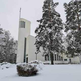 Kannonkosken kirkko talvella.