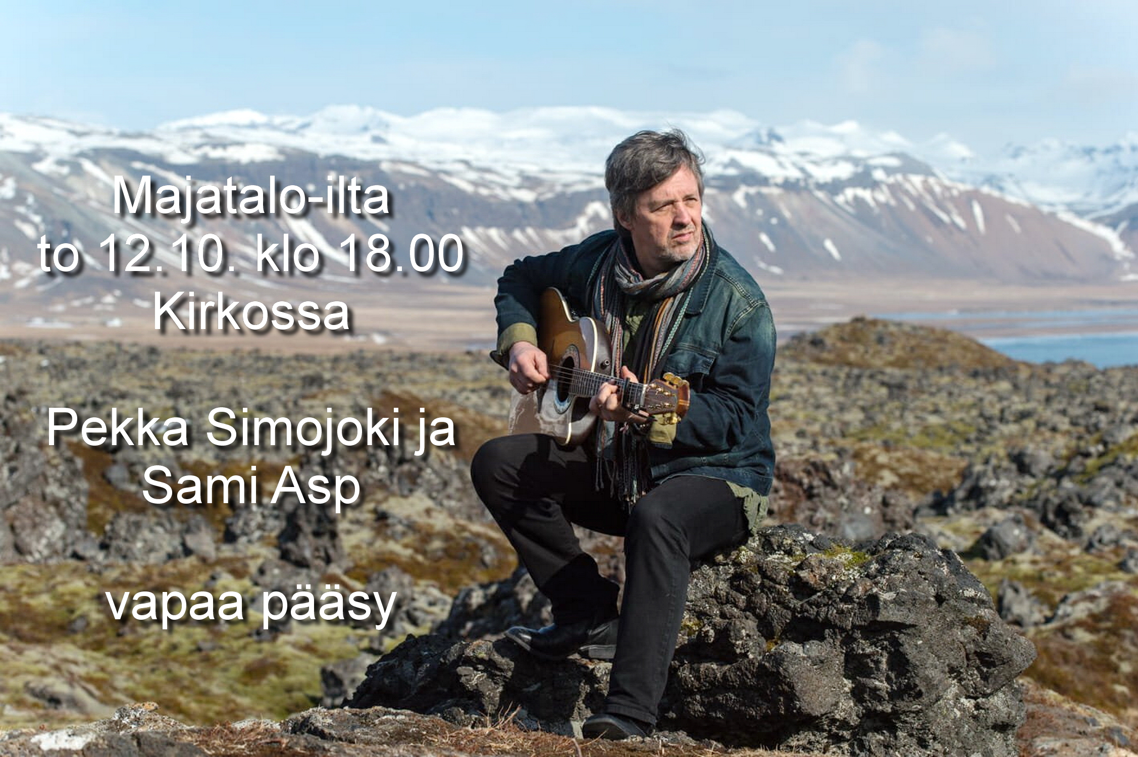 Muusikko Pekka Simojoki soittamassa kitaraa vuoristomaisemassa. Pekka Simojoki vierailee Viitasaaren kirkossa to 12.10.2023.