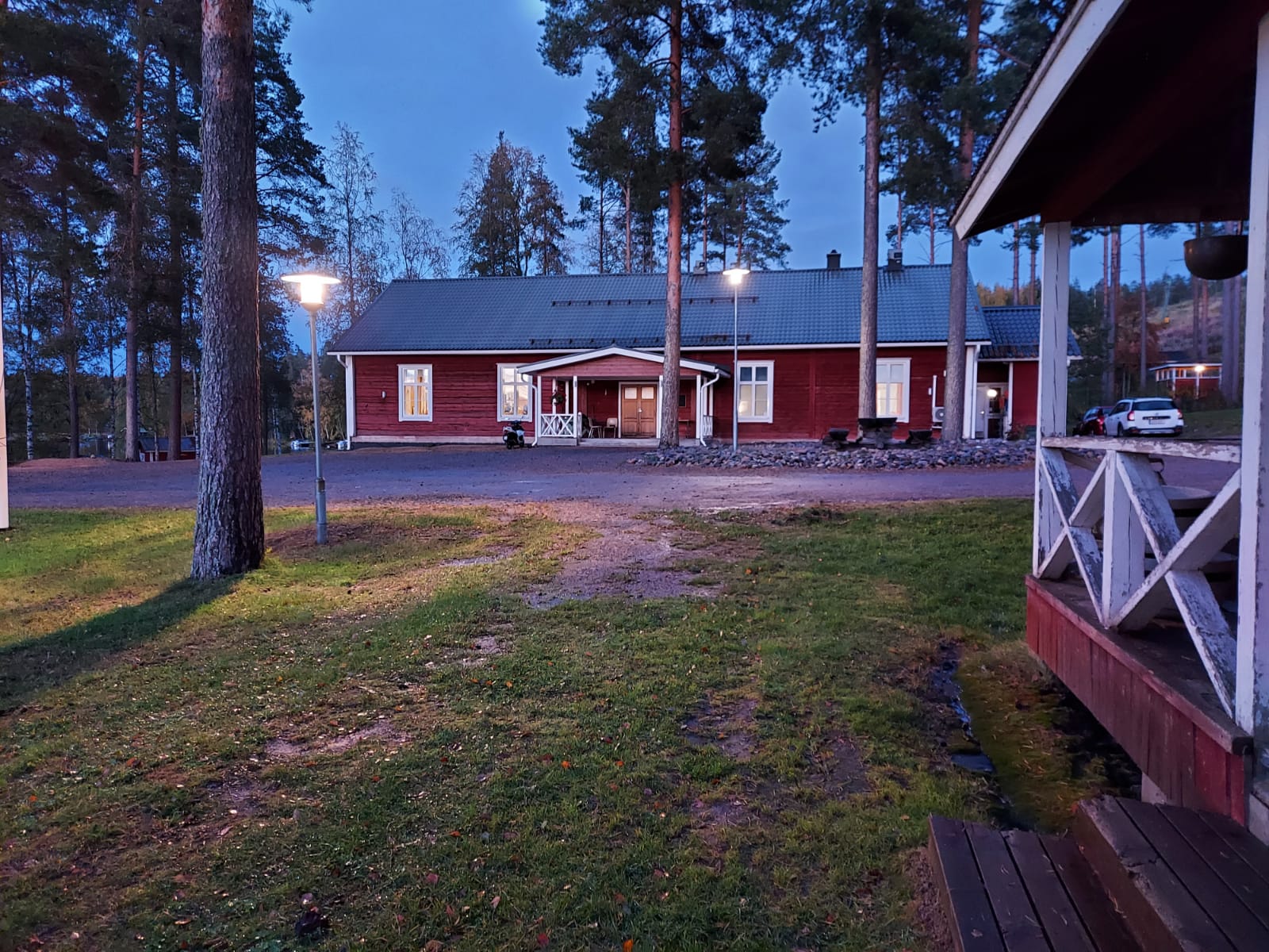 Lummeniemen leirikeskus iltahämärässä.