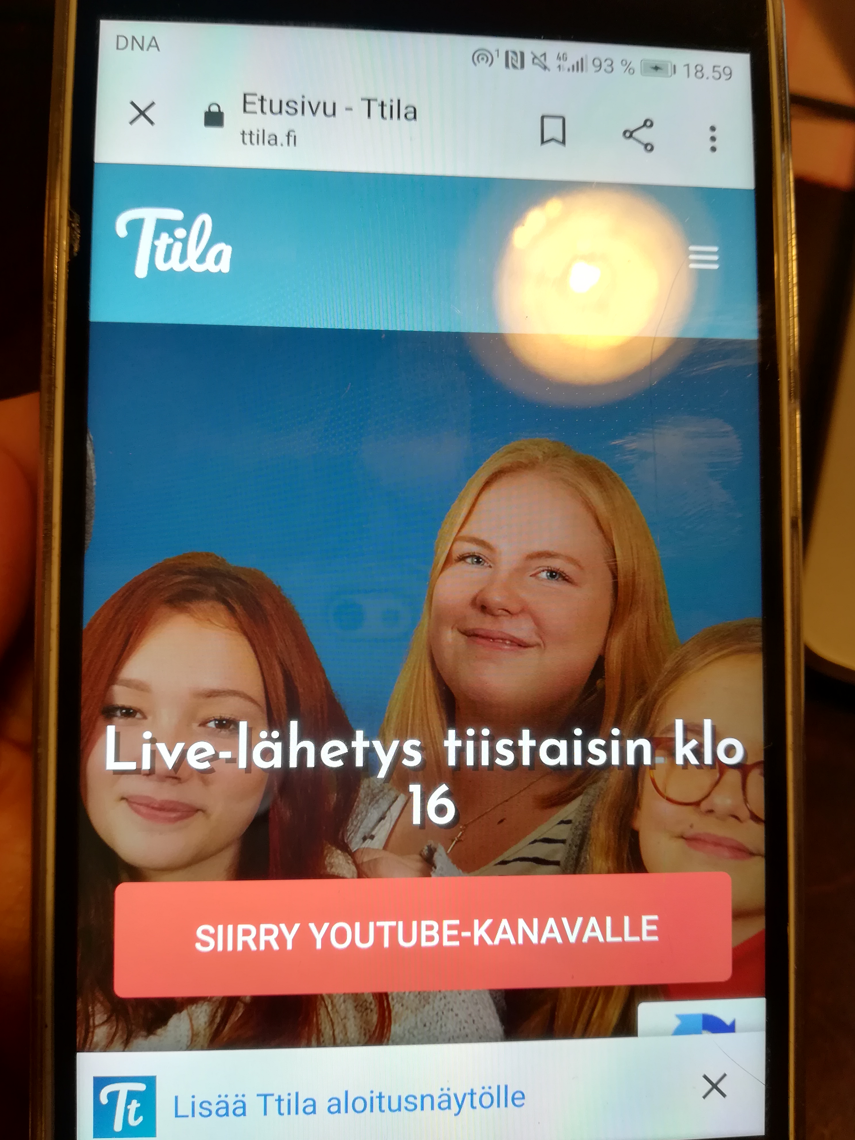 Ttila-kerho Kuvassa puhelin, jossa näkyy Ttilan etusivu.