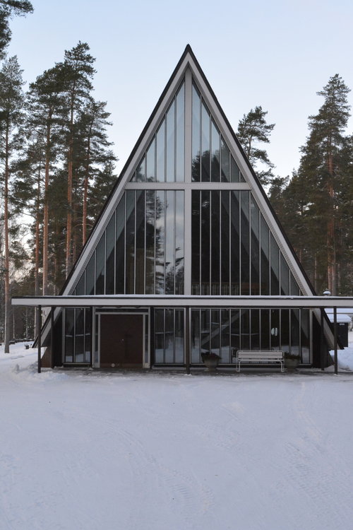 Kriisissä tukeudutaan mielellään kirkkoon ja seurakuntaan. Kuvassa on Hiekan kappeli.