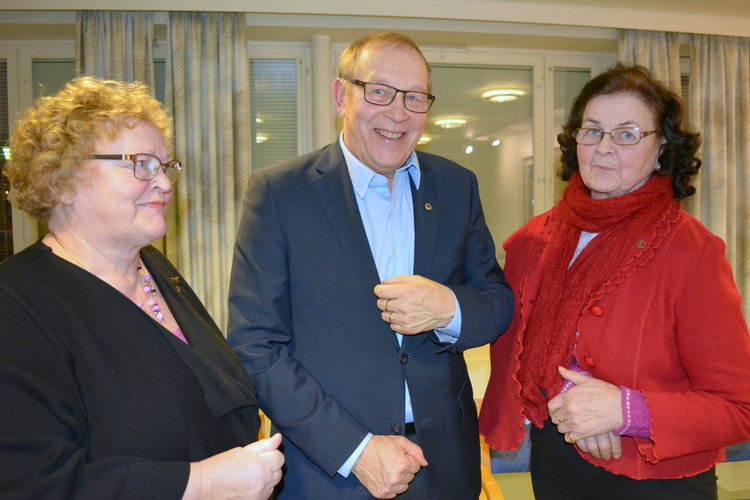 Kirkkoneuvoston vpj. Marjatta Ruuska sekä kirkkovaltuuston pj. Eero Pulkkinen ja varapj. Sisko Linna.