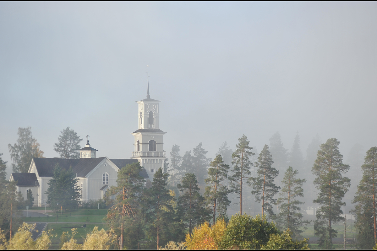 Syksyinen ulkokuva kirkosta