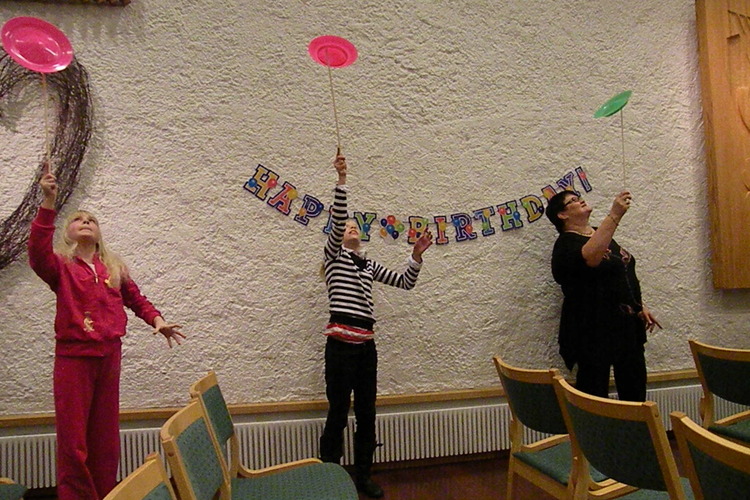 Kymmenen vuotiaita lapsia ja jonkun äiti jonglööraamassa kymppisynttäreillä.