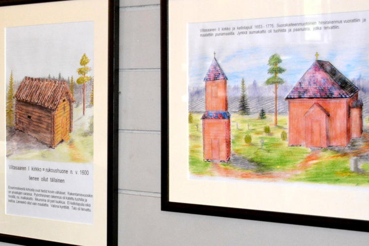 Kirkon takaparven alta löytyy kotiseutuneuvos Esko Pasasen piirrokset aiemmista kirkoista.