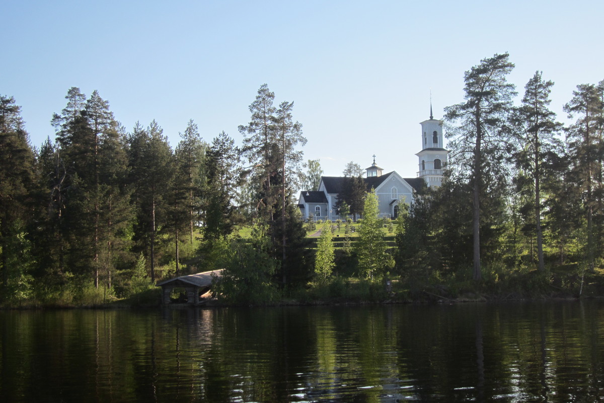 Haapasaaren hautausmaa Kirkko kesällä kuvattuna järveltä.