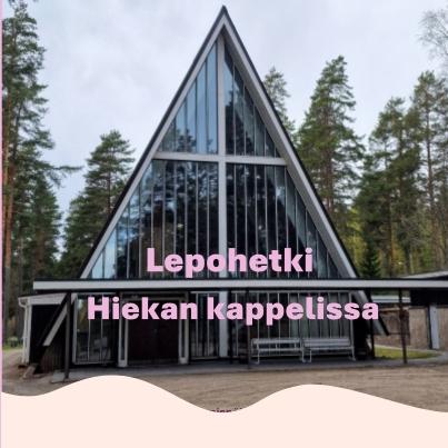 Kuva kappelista, jossa näkyy lasiseinäinen päätykolmio.
