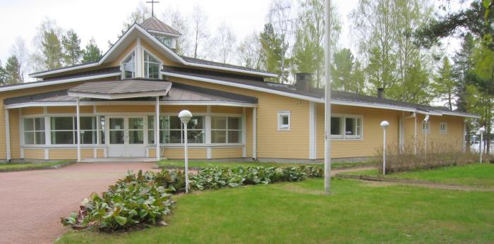 Sumiaisten seurakuntakoti. Keltainen, yksikerroksinen puurakennus.